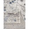 Hellgrauer Teppich mit blauem Muster