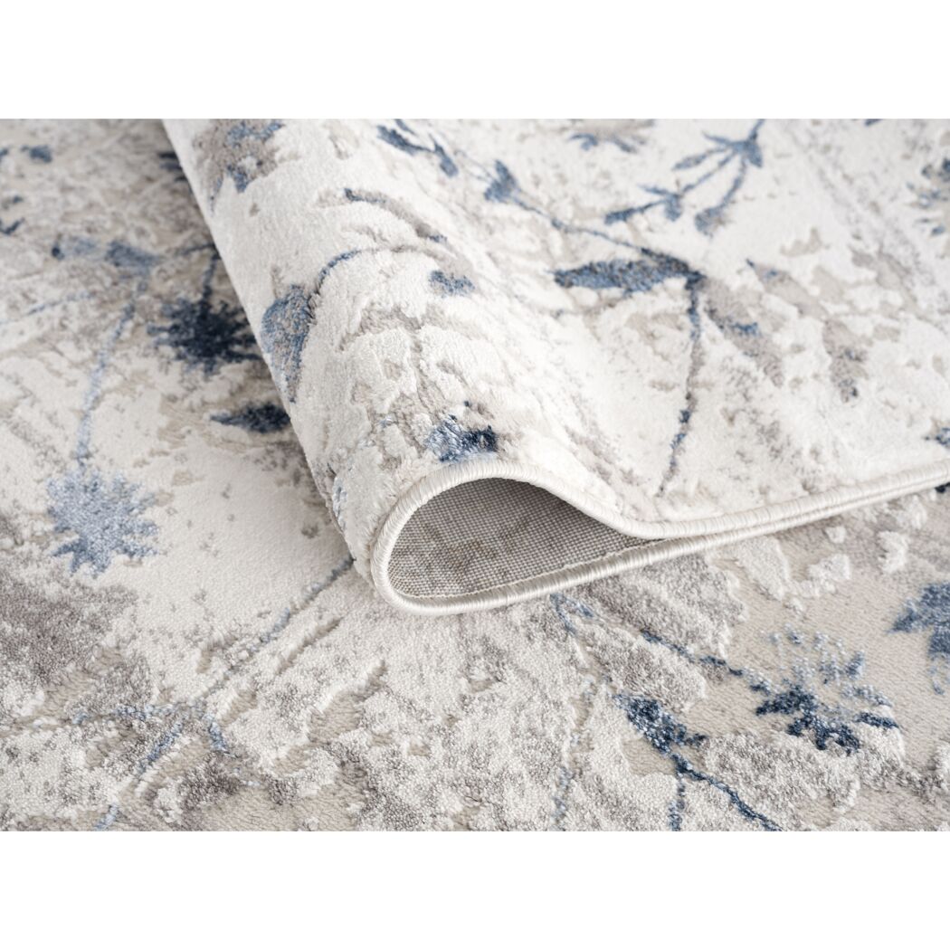 Beiger Teppich mit blauem Muster
