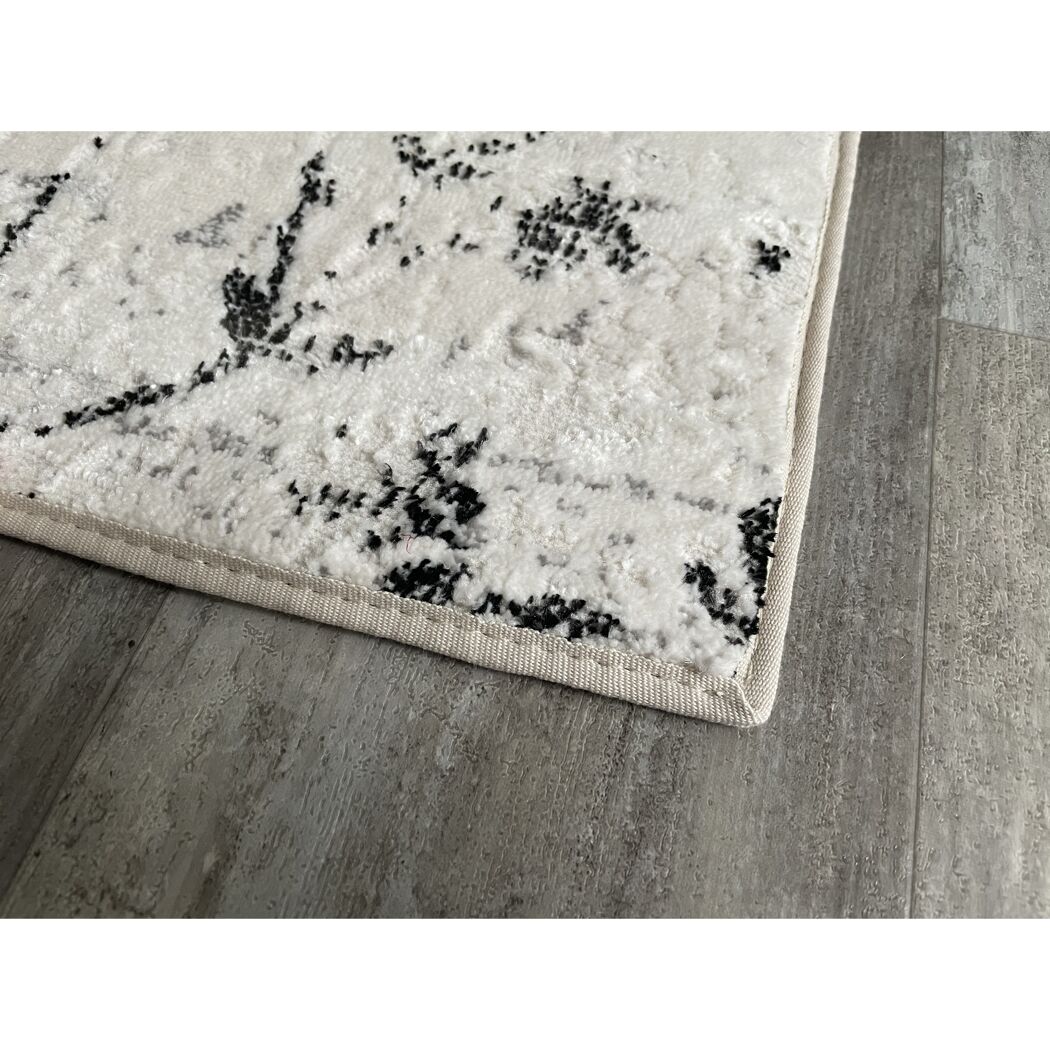 Weißer Teppich mit schwarzem Muster