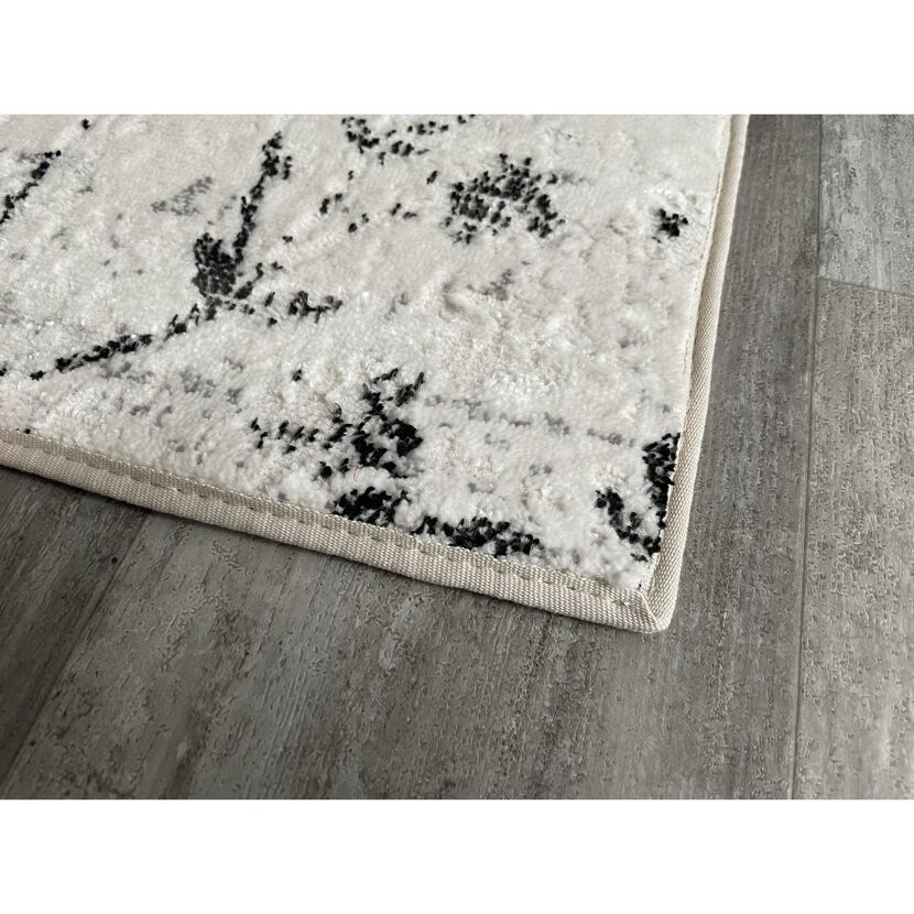 Weißer Teppich mit schwarzem Muster