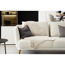 Weißes Sofa mit Fell und Kissen