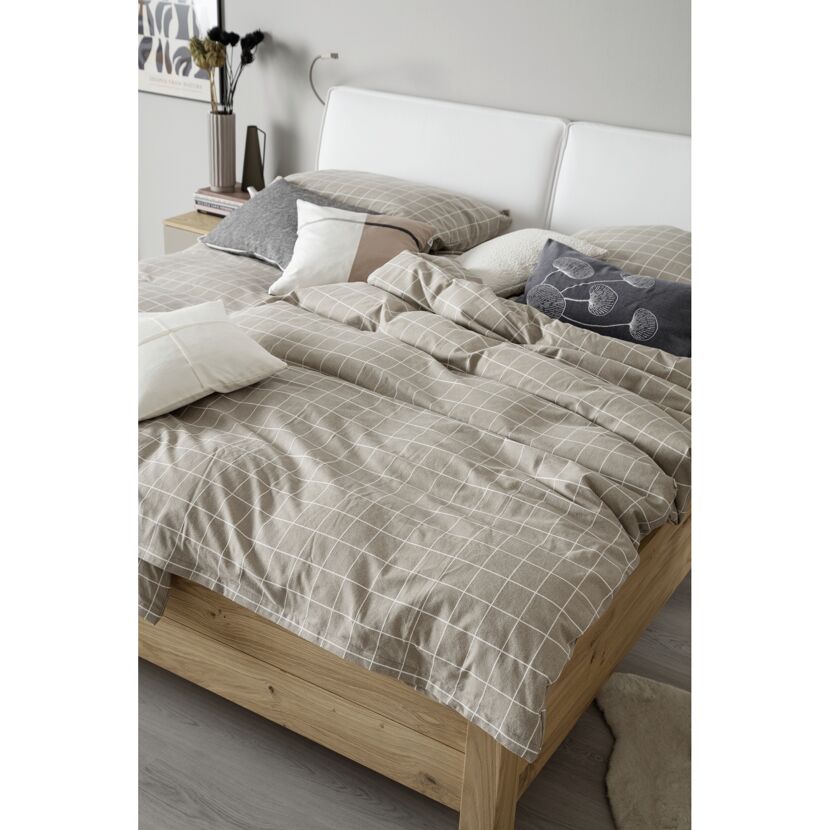 Bett aus Holz mit Bettzeug
