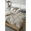 Bett aus Holz mit Bettzeug