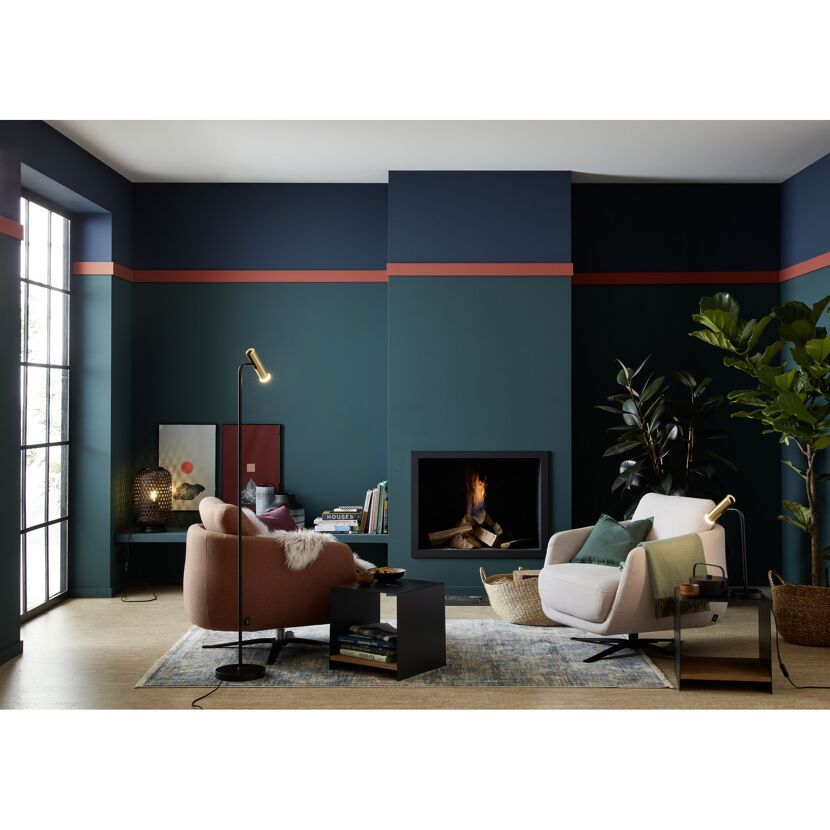 Wohnzimmer mit Kamin und zwei Sesseln