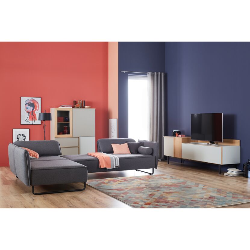 Modernes Wohnzimmer mit großem Sofa