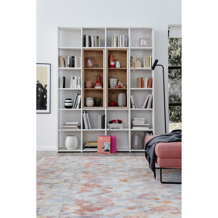 Weißes Bücherregal mit Dekoelementen