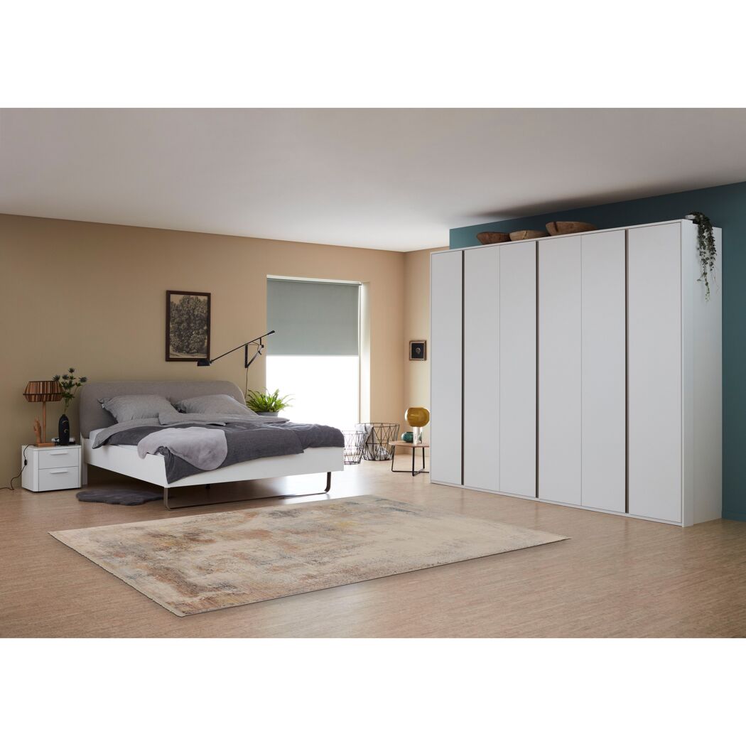 Schlafzimmer mit Bett und Kleiderschrank