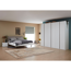 Schlafzimmer mit Bett und Kleiderschrank