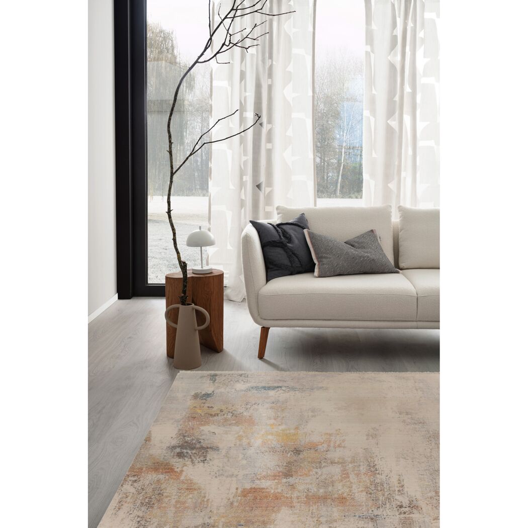 Heller Teppich in Wohnzimmer mit Sofa