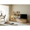 Helles TV-Lowboard mit Fernseher und Deko