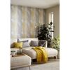 Wohnzimmer mit gemusterter Tapete und Sofa