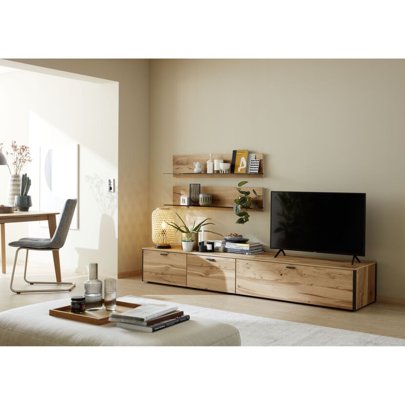 Helles TV-Lowboard mit Deko und Fernseher