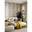 Beiges Sofa mit gelber Decke und gemusterter Wand