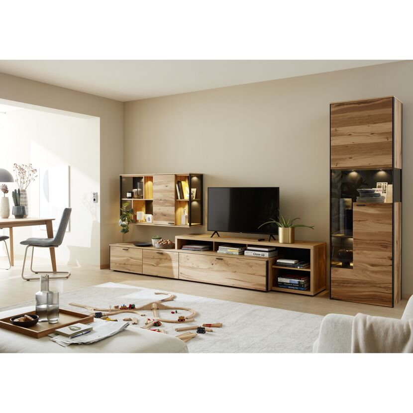Helles Wohnzimmer mit Fernsehwand und Spielzeug
