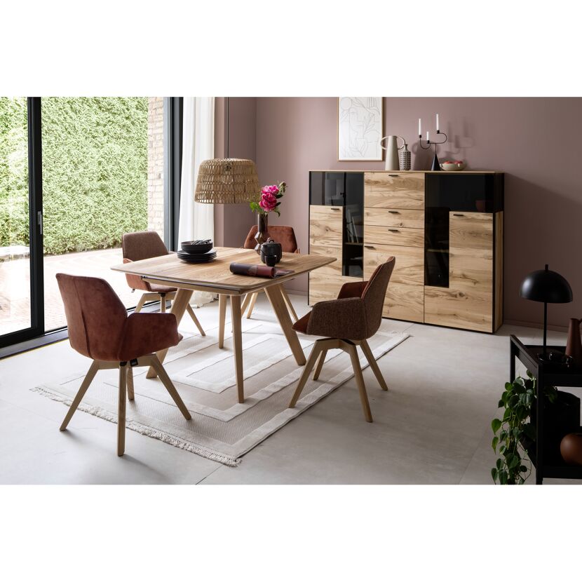 Esszimmer mit Holztisch und Stühlen