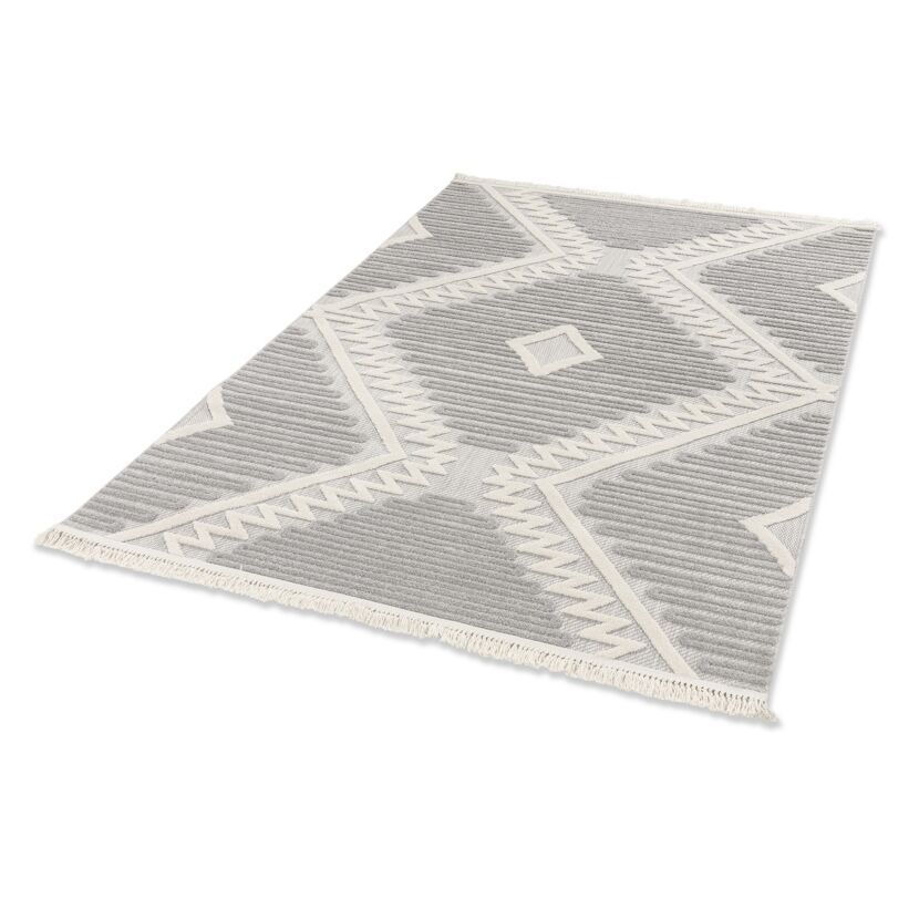 Grauer Teppich mit geometrischem Muster und Fransen.