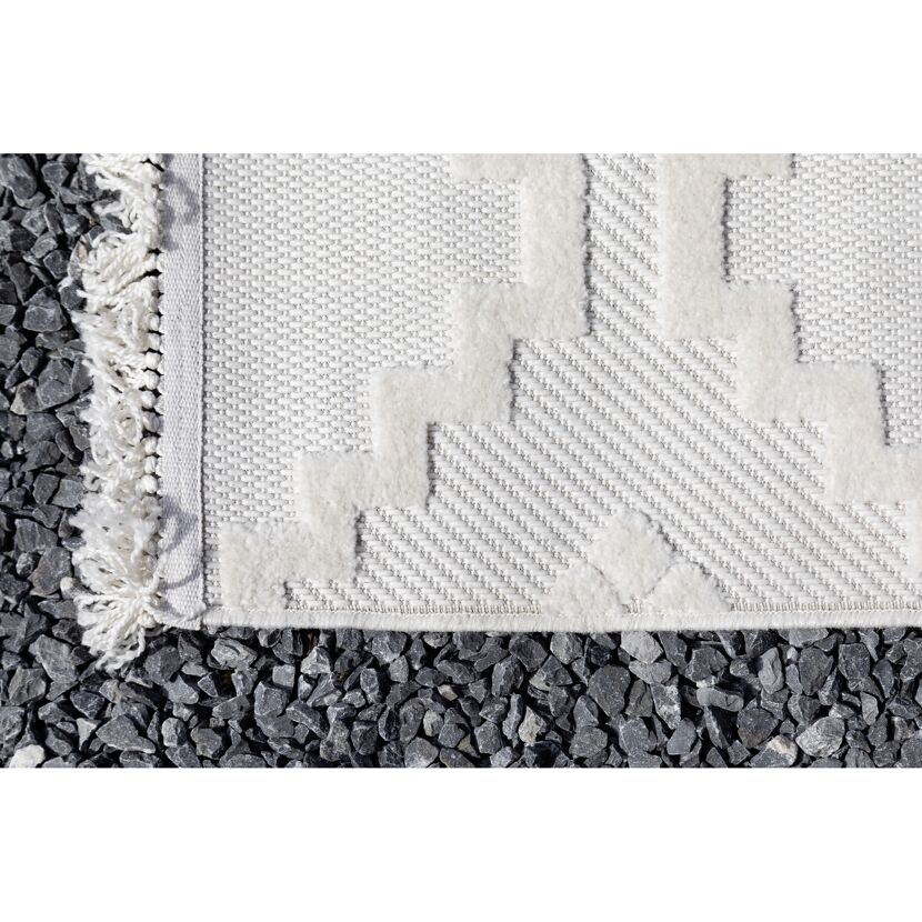 Weißer Teppich mit geometrischem Muster