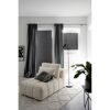 Helles Wohnzimmer mit Couch und Pflanzen