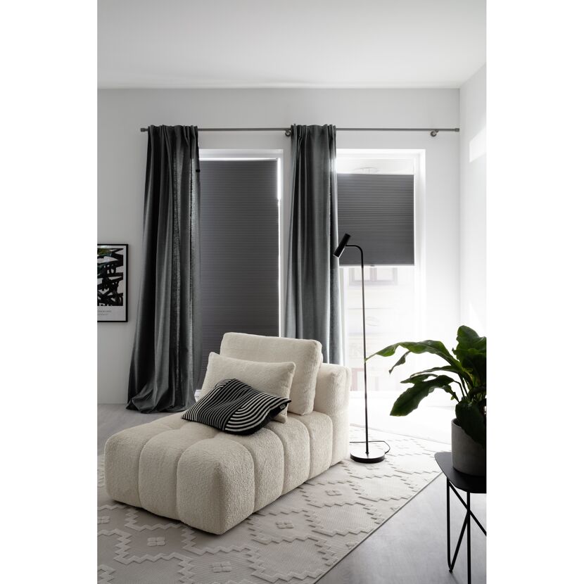 Helles Wohnzimmer mit Couch und Pflanzen