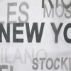 Nahaufnahme des Schlaufenschals mit den Städtenamen New York, Mailand und Stockholm