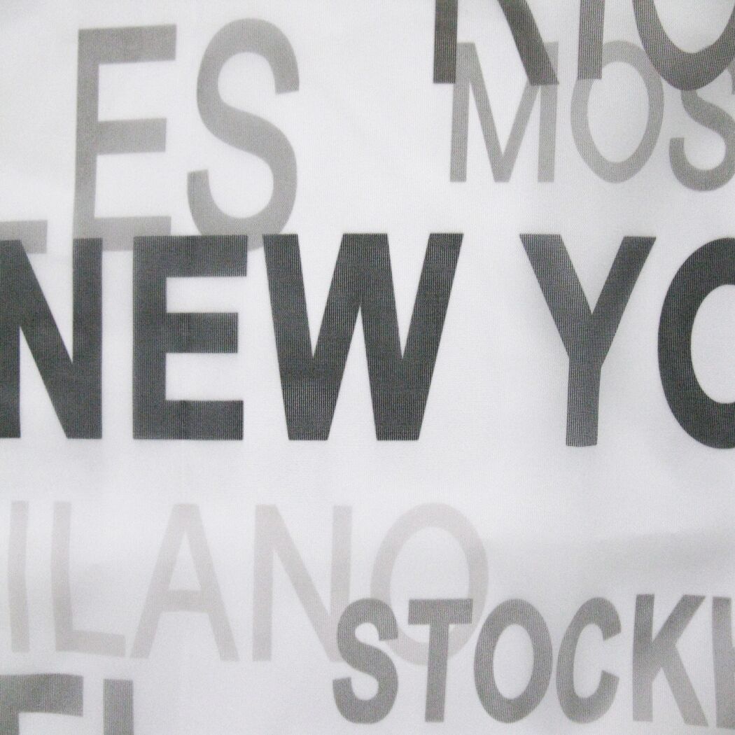 Nahaufnahme des Schlaufenschals mit den Städtenamen New York, Mailand und Stockholm