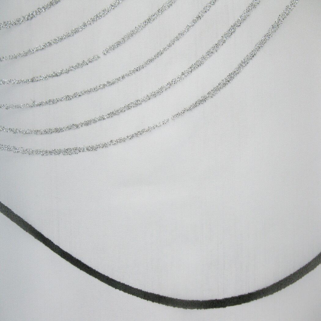 Weißer, transparenter Schlaufenschal mit silbernen und schwarzen Linien