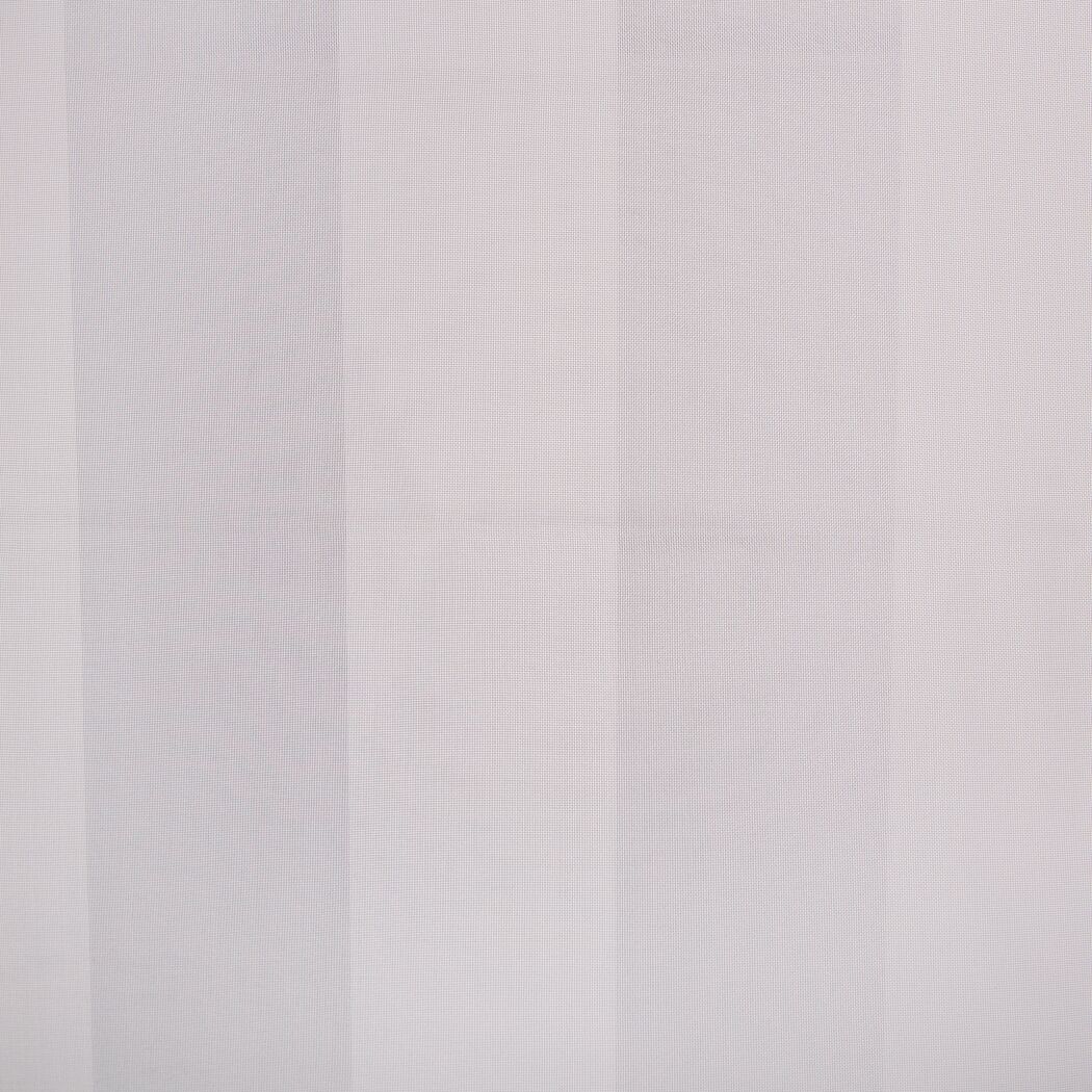 Weißer, transparenter Schlaufenschal