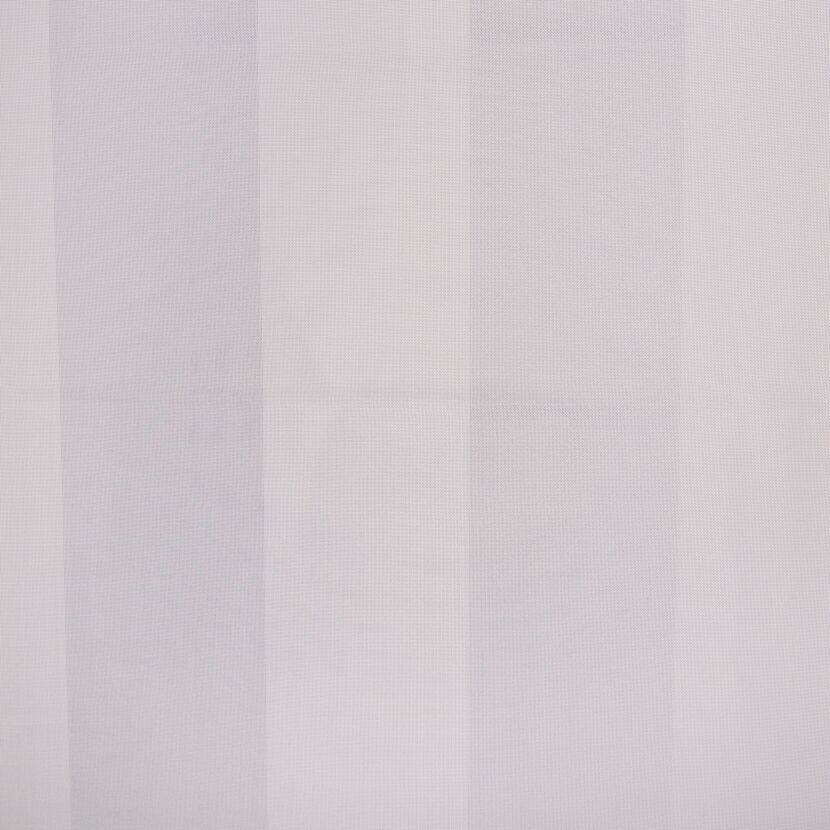 Weißer, transparenter Schlaufenschal