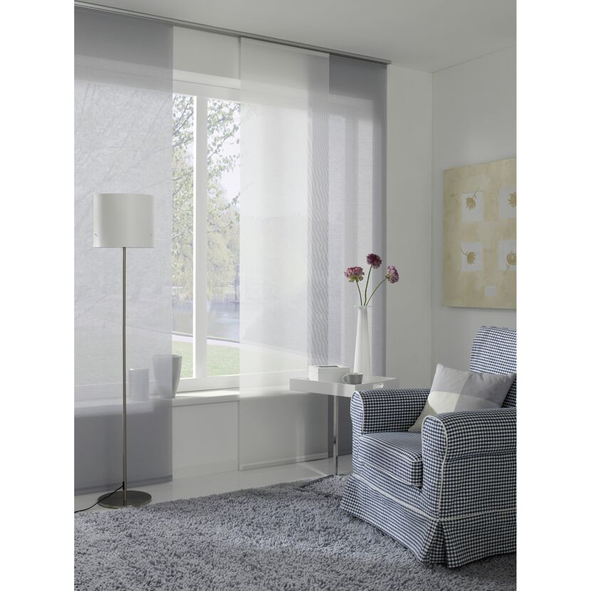 Grauer Flächenvorhang im Wohnzimmer