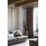 Wohnzimmer mit Sofa und Fenster