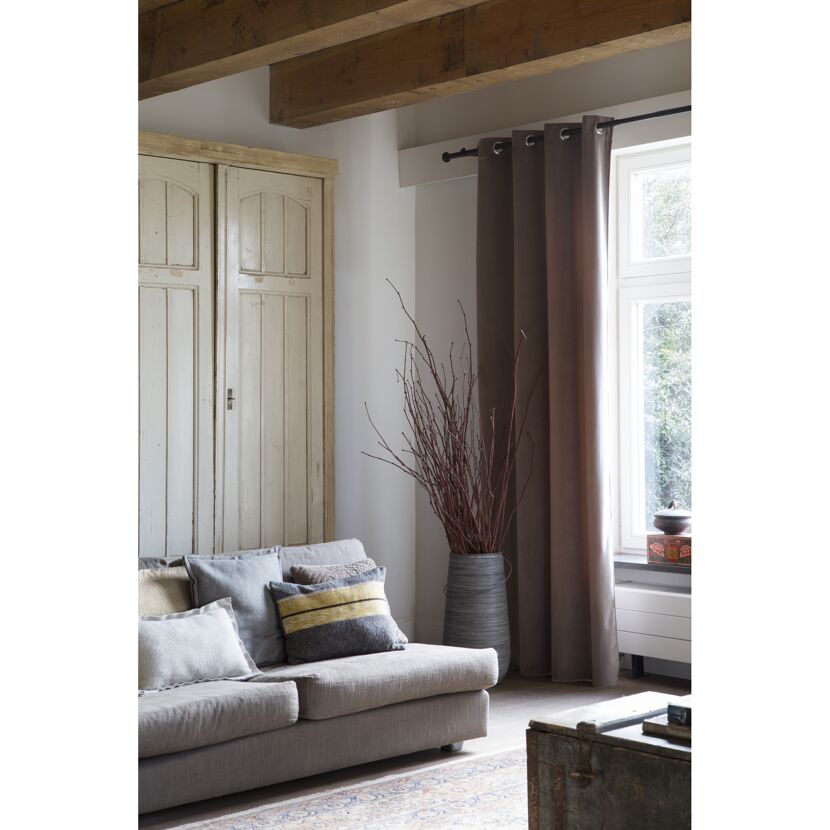 Wohnzimmer mit Sofa und Fenster