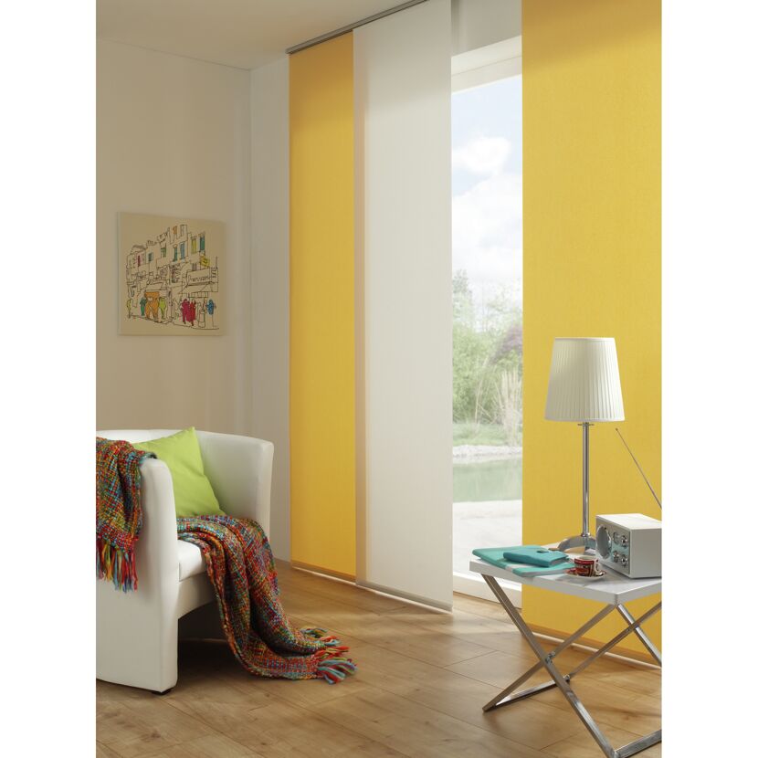 Wohnzimmer mit gelben Flächenvorhängen