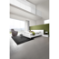 Modernes Schlafzimmer mit weißem Bett und Bergblick