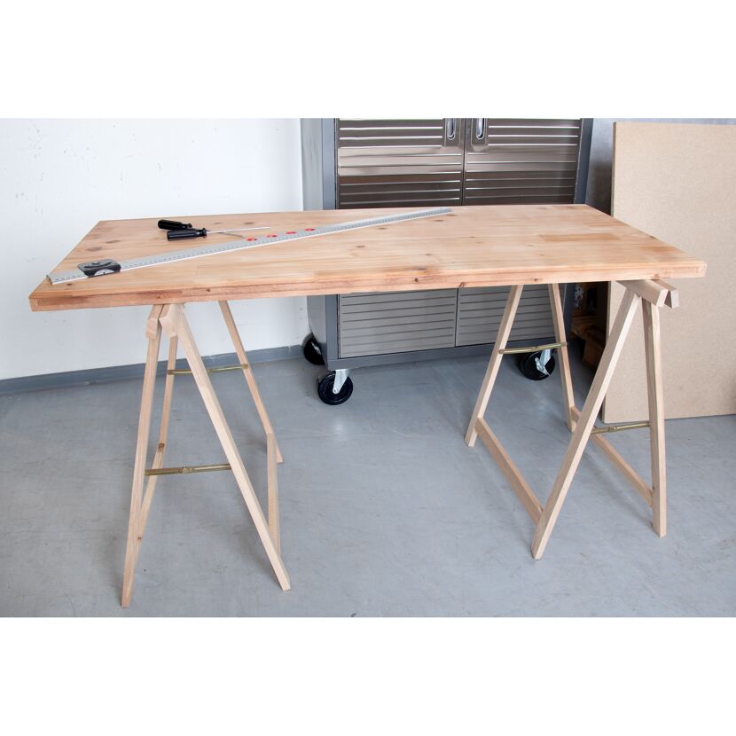 Holztisch auf zwei Holzböcken, Lineal und Schraubenzieher liegen auf dem Tisch