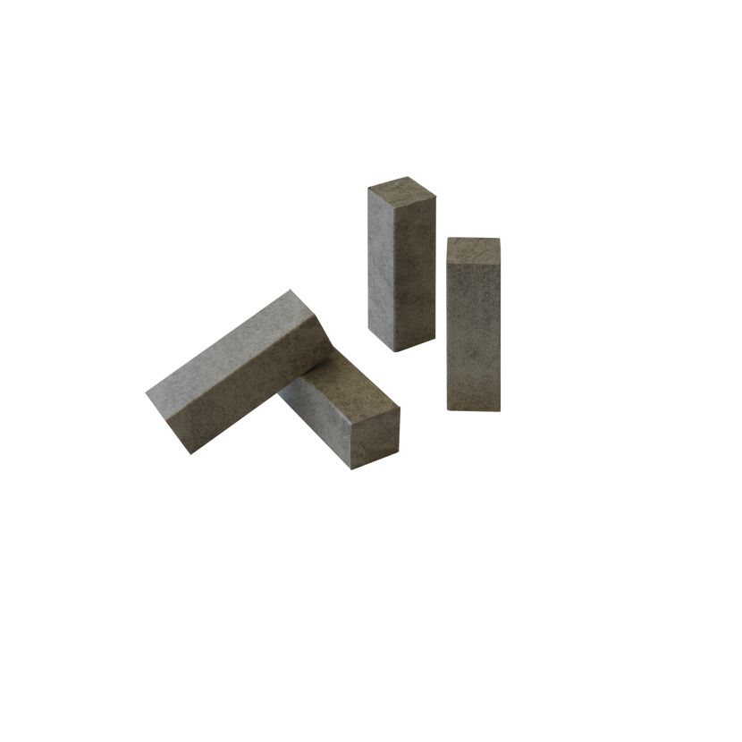 Vier beige Eckhölzer