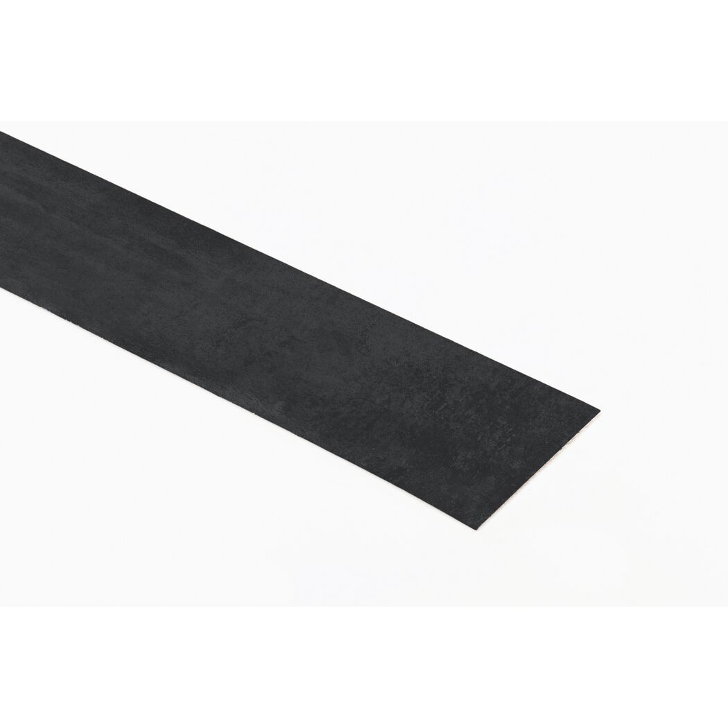 Schwarze Sockelleiste
