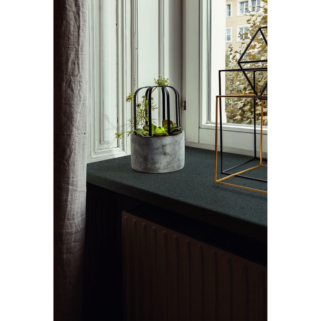 Fensterbank Mocca mit Dekoration