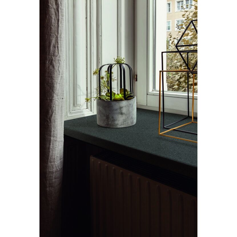 Fensterbank Mocca mit Dekoelementen