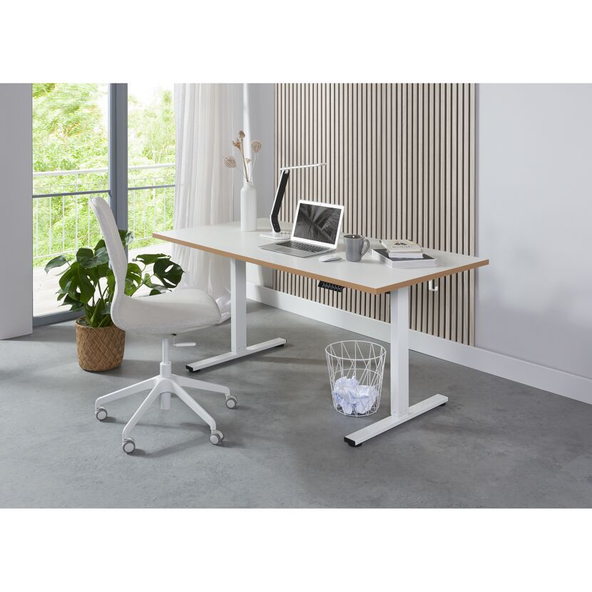 Heller Schreibtisch mit Laptop und Bürostuhl