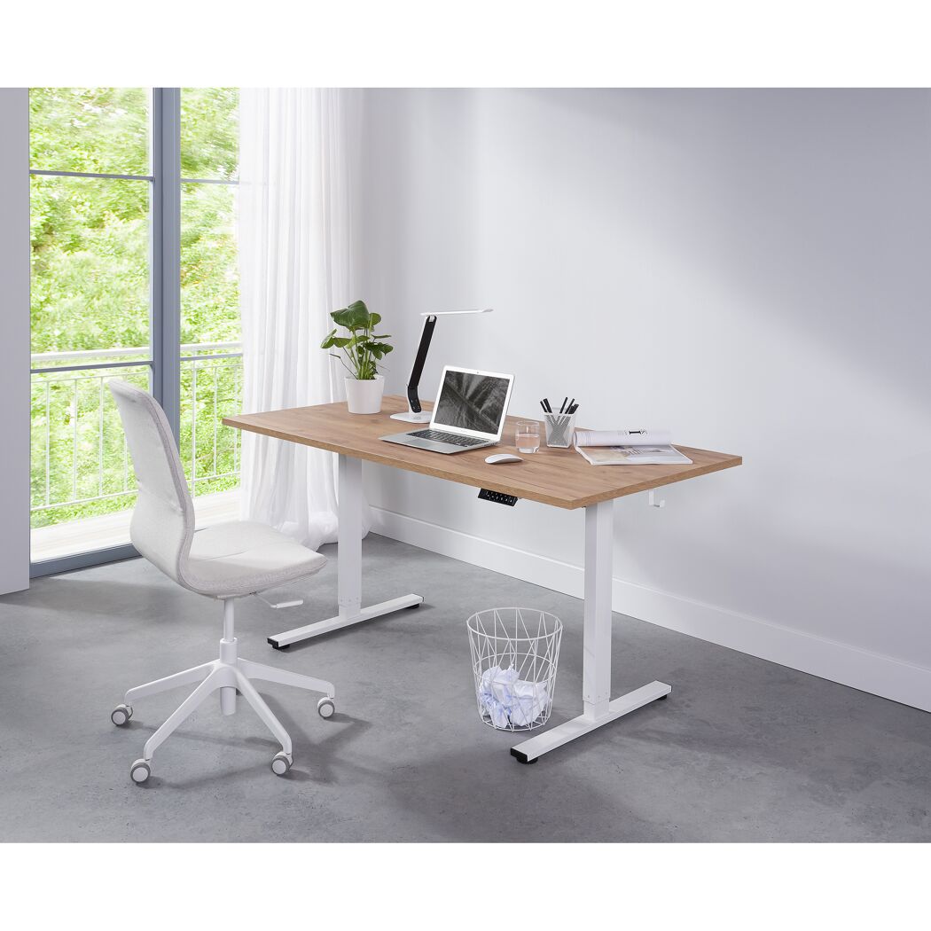 Heller Schreibtisch mit Laptop und Schreibtischlampe