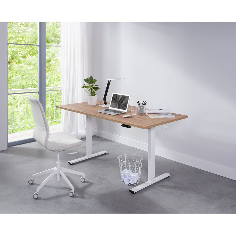 Heller Schreibtisch mit Laptop und Schreibtischlampe