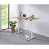 Höhenverstellbarer Schreibtisch mit Laptop