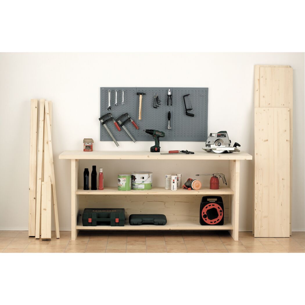 Werkbank mit Werkzeug und Holz