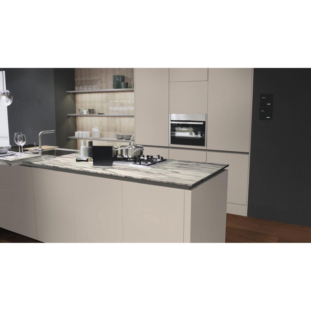 Moderne Küche mit Kochinsel und Backofen