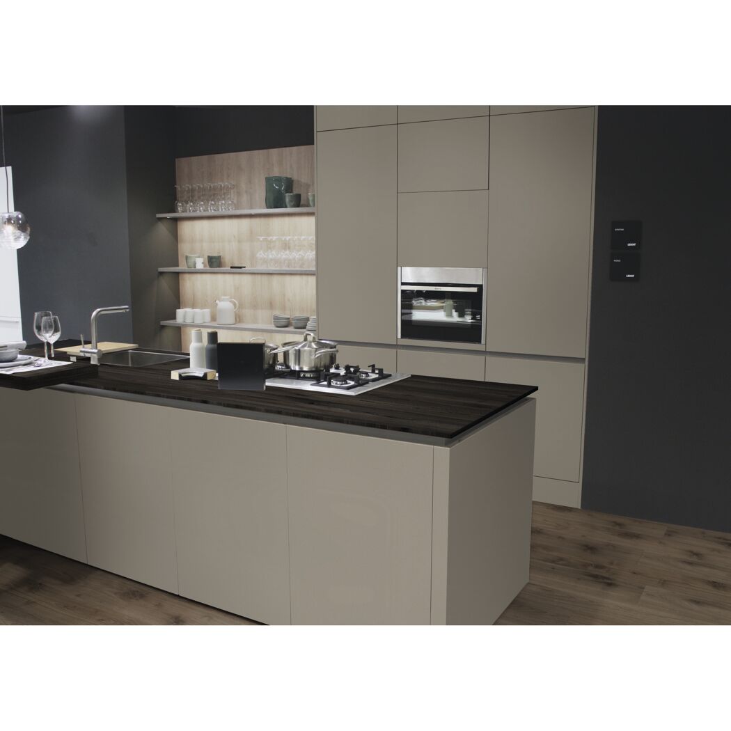 Moderne Küche in Grau mit Holzelementen