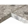 Ecke einer Arbeitsplatte mit Metallleiste