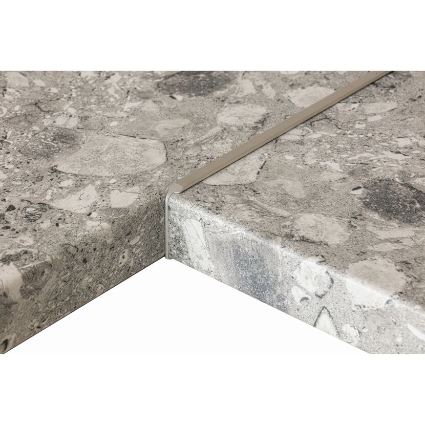 Ecke einer Arbeitsplatte mit Metallleiste