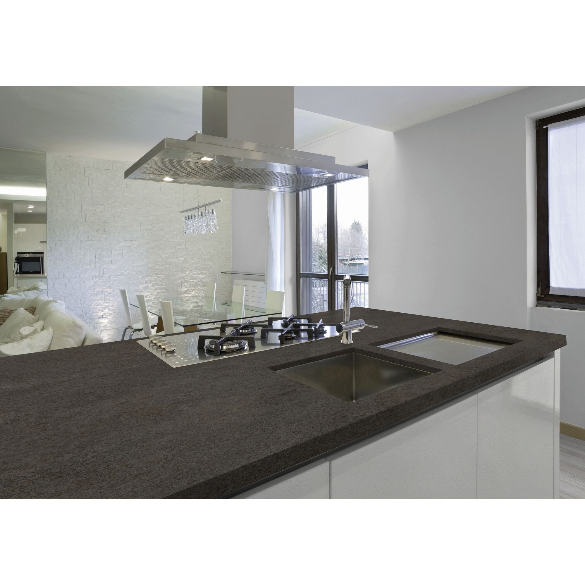 Moderne Küche mit dunkler Arbeitsplatte