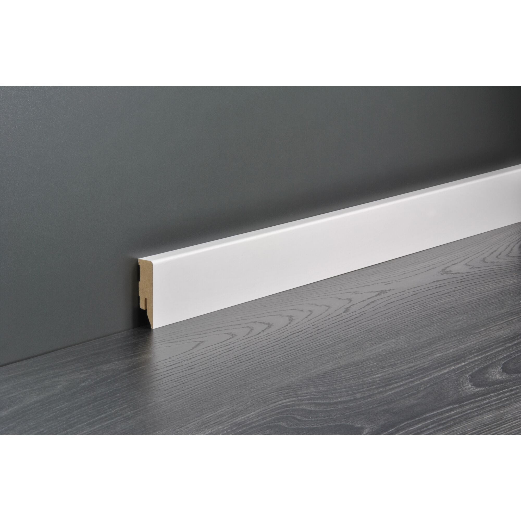 Weiße Sockelleiste auf grauem Laminatboden