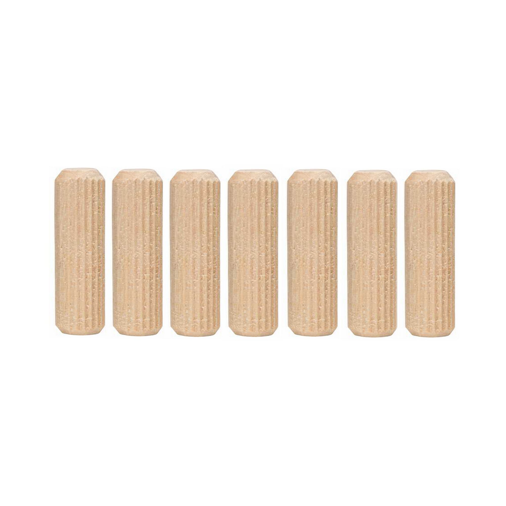 Sieben Holzdübel nebeneinanderliegend.